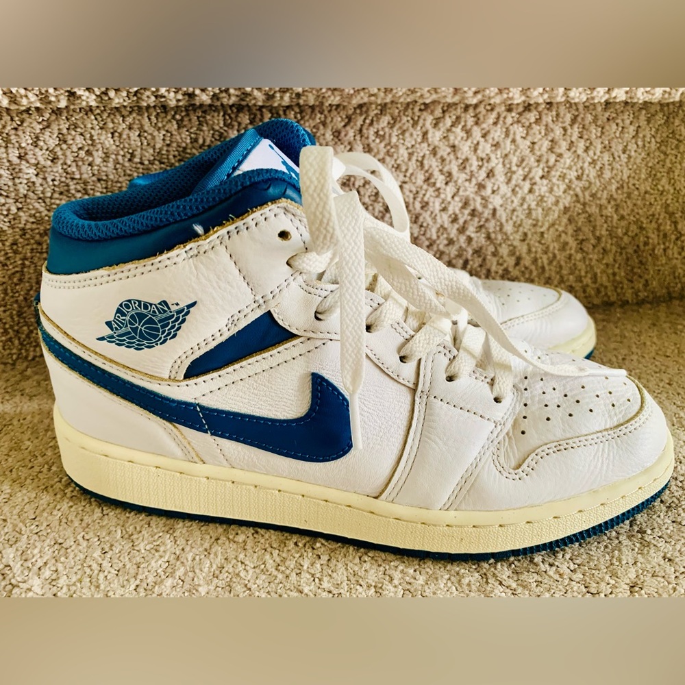 Big kids Nike Jordans, white and blue